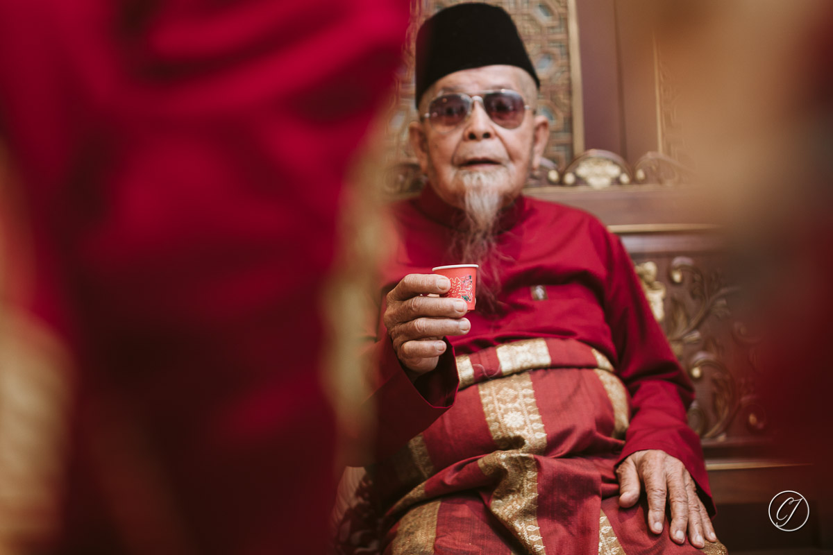 Muslim participating Chinese wedding's tea ceremony, Melaka