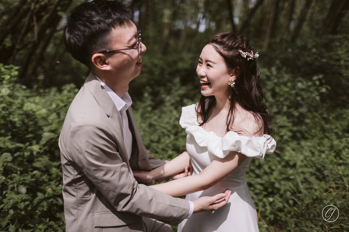 Fun outdoor couple portrait in Melaka