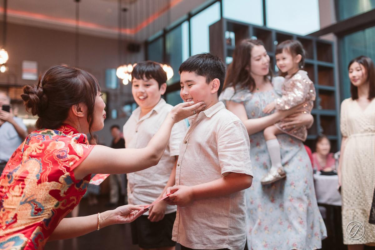 The younger generation greeted the wedding couple on tea ceremony