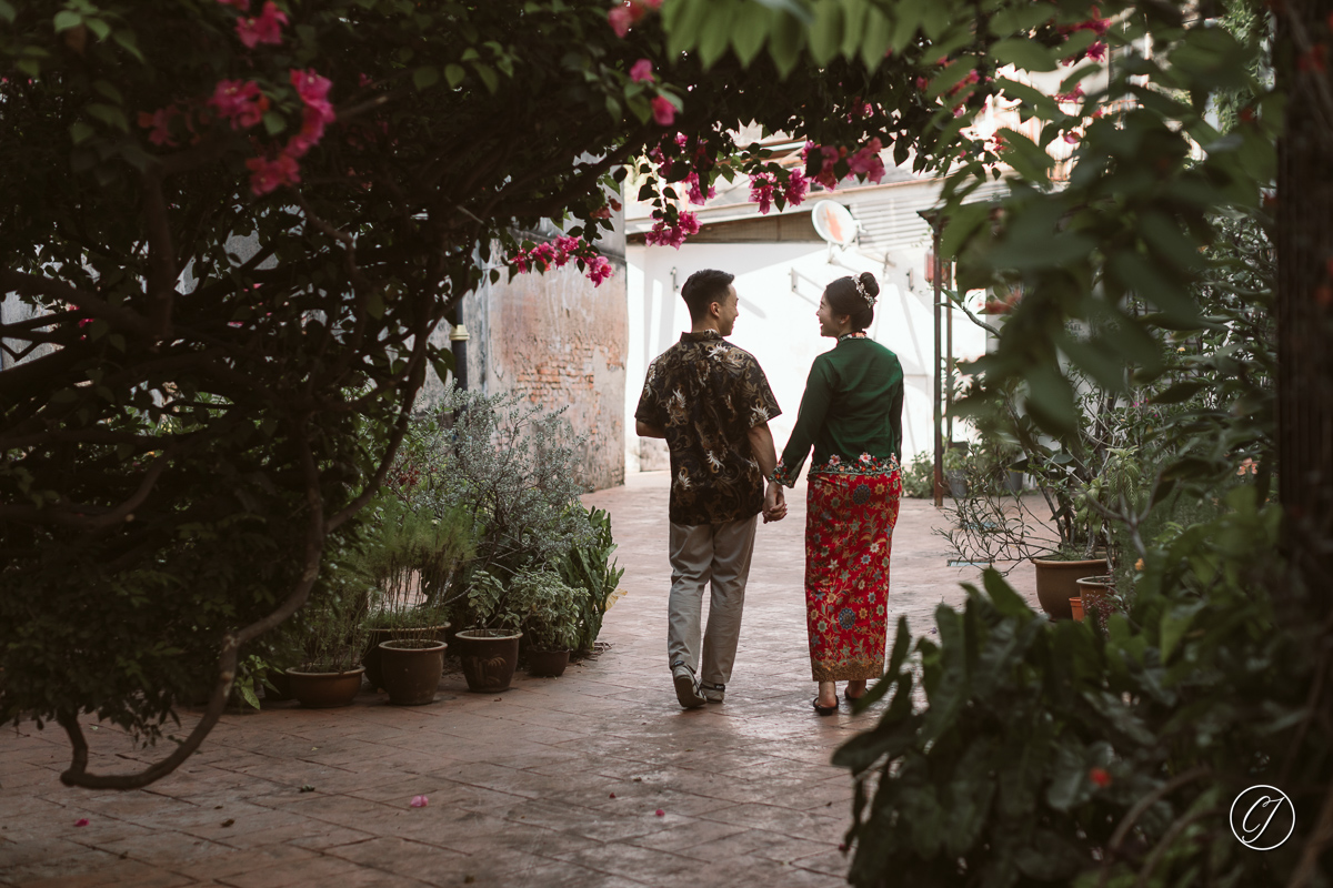 Walking in back alley of Jonker Street