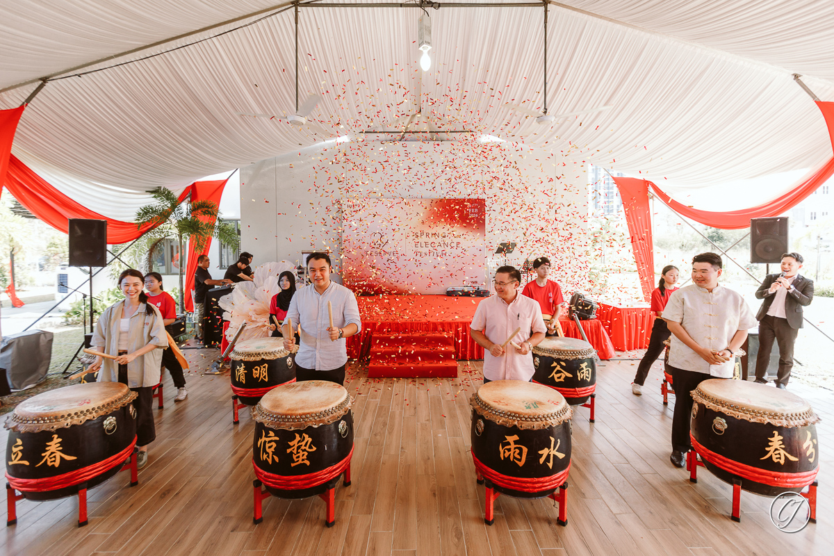 YB Kerk Chee Yee, Datuk Wira Gan Tian Loo, and WeBest management officiated the event by hitting the drums